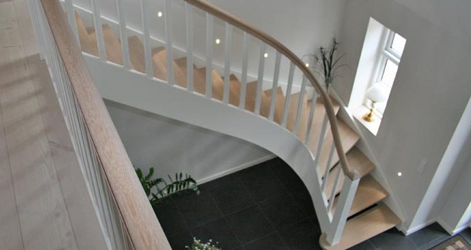 Indendørs_trætrappe_Hviding1